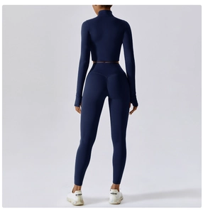 Vue arrière du legging bleu marine avec couture en V pour un effet galbant sur les fesses
