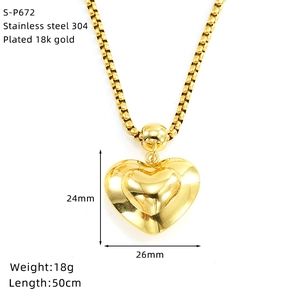 Détail du collier cœur plaqué or 18K avec dimensions 24x26mm et une chaîne de 50cm