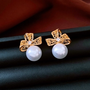 Détails de boucles d'oreilles nœud papillon en perles plaqué or 18 carats et zircon