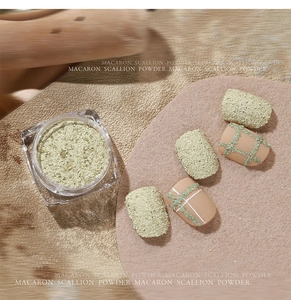 Dettaglio della polvere per unghie macaron verde chiaro e nail art finita con motivo a scacchi