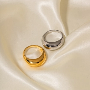 Bagues larges en or et argent poli sur fond de soie beige bijoux de mode chic