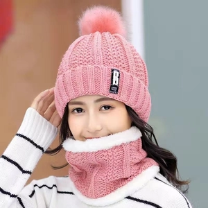 Rosa Winterset aus Strickmütze und Schal mit Fleece-Futter und Kunstpelz-Bommel für Damen