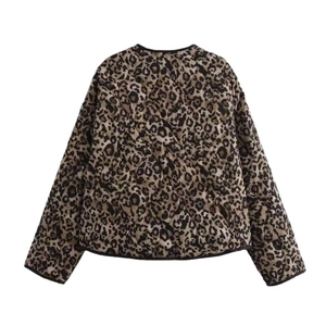 Giacca trapuntata leopardata da donna con scollo rotondo e rifiniture scure eleganti