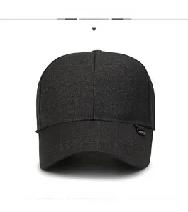 Détail d'une casquette de baseball noire avec tissu texturé et étiquette tissée latérale
