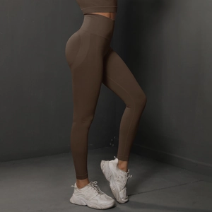 Vue détaillée du pantalon de yoga marron sans couture à taille haute effet push-up
