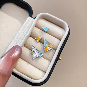 Joli ensemble de boucles d'oreilles avion et étoile en émail bleu et orange dans un écrin