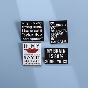 Lot de quatre broches en émail noir et blanc avec des citations anglaises drôles