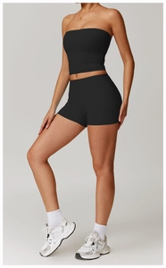 Détail du short de sport noir taille haute et du haut court en tissu élastique premium