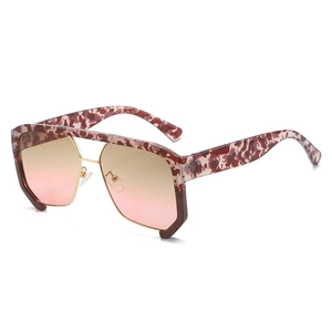 Lunettes de soleil carrées oversize en écailles avec verres dégradés jaune et rose