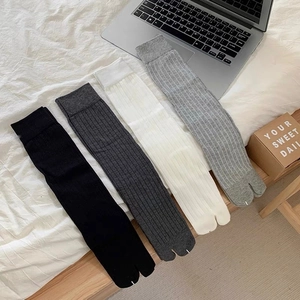 Japanese Minimalist Ribbed Split Toe Tabi Socks Cotton Solid Color Mid Calf Vertical Stripe Crew Socks For Women Men