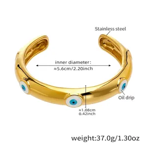 Dettaglio del bracciale in acciaio dorato con ciondoli occhio blu e dimensioni