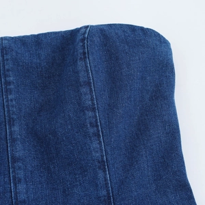 Macro dettaglio della trama del denim blu con doppie cuciture di alta qualità