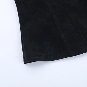 Detalle de top de tirantes en PU negro con costuras dobles de calidad y textura mate suave