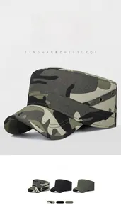 Dettaglio del cappello tattico a cima piatta con motivo mimetico e occhielli in metallo