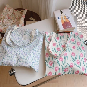 Trois sacs cabas en toile à fleurs avec motifs tulipes et imprimés printaniers