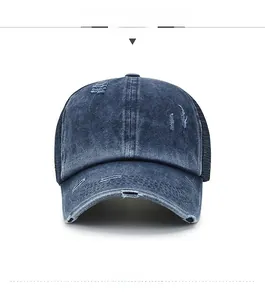 Vorderansicht einer dunkelblauen Denim Trucker Cap mit schwarzem Netz und Used-Look