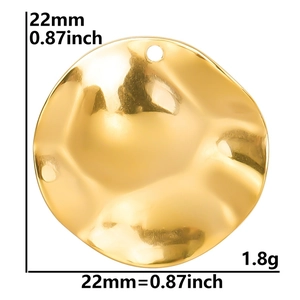 Détail d'un pendentif doré de 22mm avec texture martelée et spécifications techniques