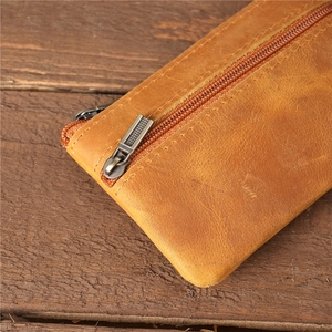 Gros plan d'un porte-monnaie en cuir vintage marron avec fermeture éclair métallique