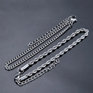 Vue détaillée de bracelets en acier inoxydable torsadés et classiques avec fermoirs mousqueton