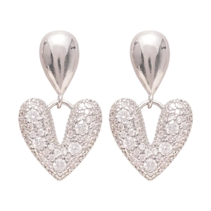 Boucles d'oreilles cœur en zircon brillant avec tige en argent sur fond blanc