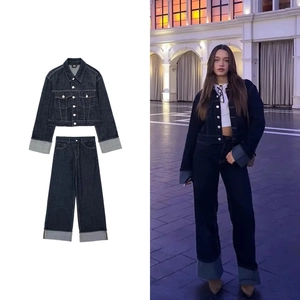 Ensemble en jean bleu foncé avec veste courte et pantalon évasé à taille haute tendance