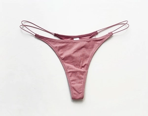 Detailaufnahme von rosafarbenem String aus Rippbaumwolle mit ultrafeinen Gummibändern
