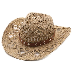 Détail du tressage en paille et de la bande en similicuir avec rivets sur chapeau de cowboy