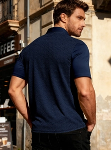 Vue arrière du polo bleu marine à manches courtes avec texture en tricot dans un cadre extérieur