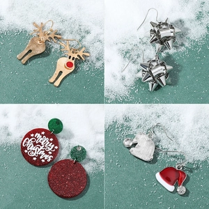 Détail de boucles d'oreilles de Noël variées avec renne, bonhomme de neige et motifs festifs