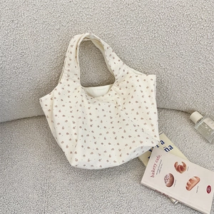 Détail du sac fourre-tout en velours côtelé blanc aux motifs floraux délicats