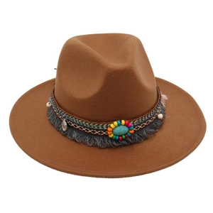 Dettaglio cappello fedora in feltro marrone con fascia bohémien decorata con perle turchesi
