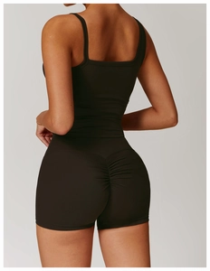 Vue détaillée du short de yoga taille haute avec fronces push up et tissu extensible