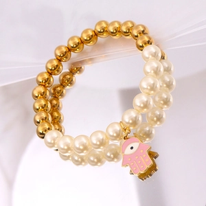 Dettaglio del bracciale a due strati con perle e ciondolo mano di Fatima rosa