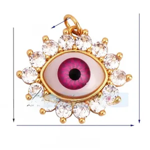 Detailansicht des Evil Eye Anhängers mit lila Iris und weißen Zirkonia-Akzenten