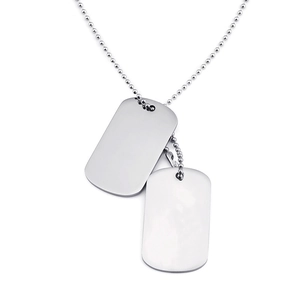 Polierte silberne rechteckige Dog-Tag-Anhänger aus Edelstahl an einer klassischen Kugelkette