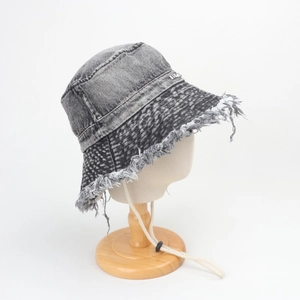 Dettaglio cappello pescatore in denim grigio scuro con bordi sfrangiati e cordino