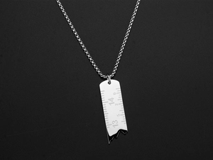 Détail du pendentif règle brisée en argent en acier titane avec chiffres gravés