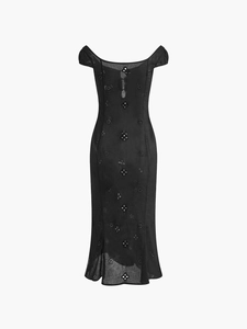 Dettaglio abito midi nero con spalle scoperte, ricamo floreale e pizzo traforato elegante