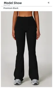 Gros plan d'un pantalon de yoga évasé noir taille haute montrant la coupe ajustée