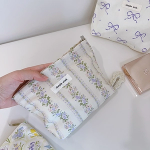 Trousse à maquillage fleurie avec fermeture éclair et garniture en dentelle crochet