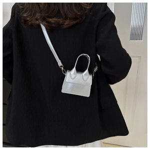Nahaufnahme einer silbernen Mini-PU-Leder-Umhängetasche mit elegantem Griff und Gurt