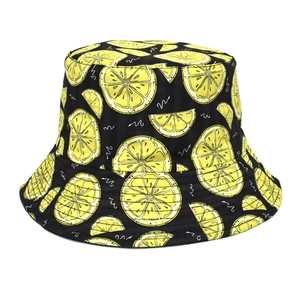 Détail du motif citron et de la texture du tissu sur un chapeau bob jaune avec bord
