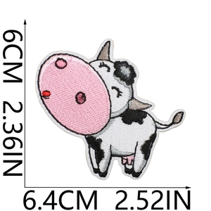 Vista dettagliata della toppa ricamata mucca cartoon con dimensioni 6x6.4cm