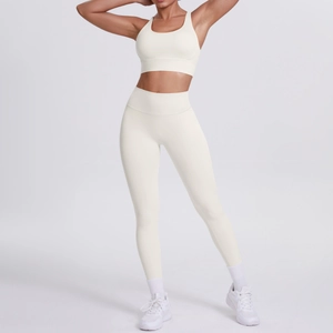 Vista frontale di un set yoga color crema con reggiseno sportivo con scollo a U e leggings a vita alta