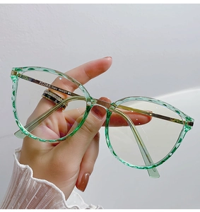 Dettaglio montatura cat-eye verde menta con aste in metallo oro e marchio CE