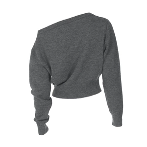 Détails du dos d'un haut en maille gris foncé avec une encolure asymétrique très élégante
