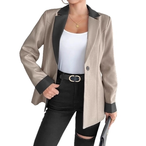 Détail du blazer cintré kaki avec col contrasté noir et fermeture à bouton unique