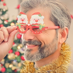 Lunettes de Noël festives avec Père Noël et cadeau portées par un mannequin