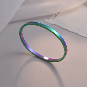 Vista macro de pulsera rígida minimalista de acero inoxidable arcoíris con acabado brillante