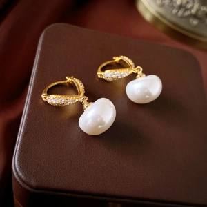 Boucles D'oreilles Pendantes Künstliche Perle Forme De Coeur Cuivre Plaqué Or Avec Zircone Style Français Bijoux Élégants
